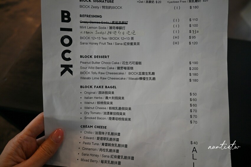 宜蘭咖啡廳新開幕!五結BlOCK COFFEE超吸睛工業風塗鴉,必喝濃郁澳式咖啡,還是寵物友善。