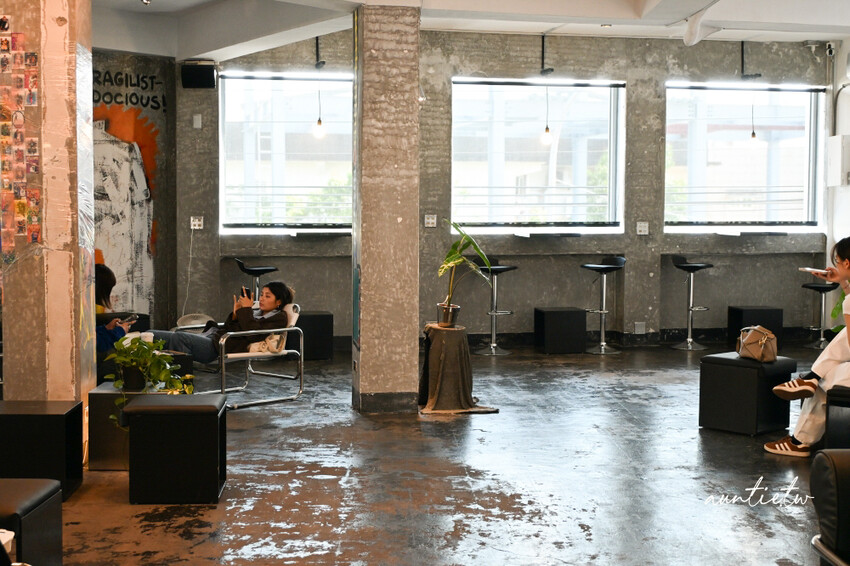 宜蘭咖啡廳新開幕!五結BlOCK COFFEE超吸睛工業風塗鴉,必喝濃郁澳式咖啡,還是寵物友善。