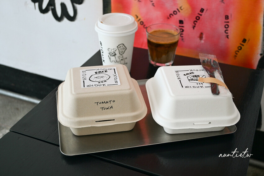 宜蘭咖啡廳新開幕!五結BlOCK COFFEE超吸睛工業風塗鴉,必喝濃郁澳式咖啡,還是寵物友善。