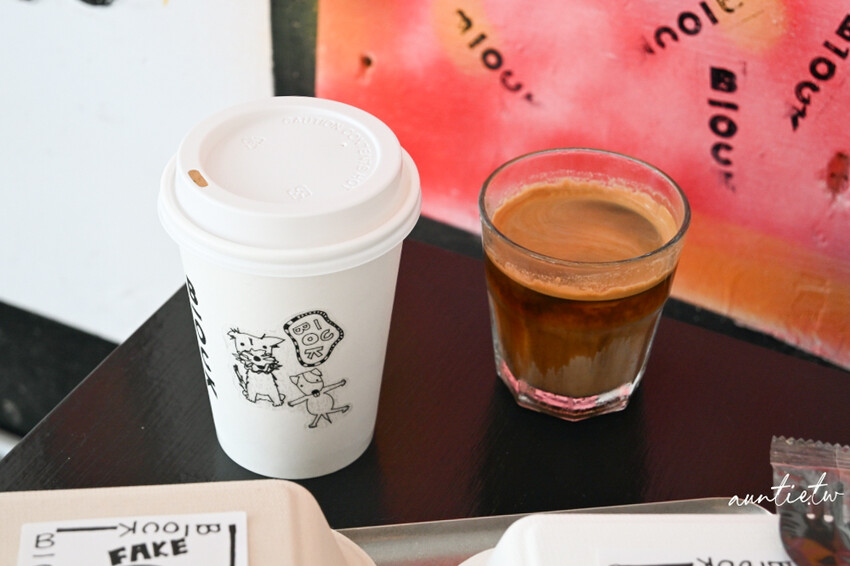 宜蘭咖啡廳新開幕!五結BlOCK COFFEE超吸睛工業風塗鴉,必喝濃郁澳式咖啡,還是寵物友善。