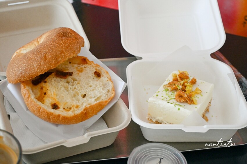 宜蘭咖啡廳新開幕!五結BlOCK COFFEE超吸睛工業風塗鴉,必喝濃郁澳式咖啡,還是寵物友善。