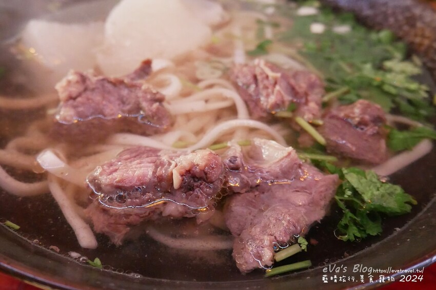 台東縣東河鄉【台東牛肉麵推薦】老爹廚房寵物友善餐廳｜清燉牛腩麵＋姥姥牛肉拌麵，白天是麵店、晚上變Lounge Bar！。台東小吃