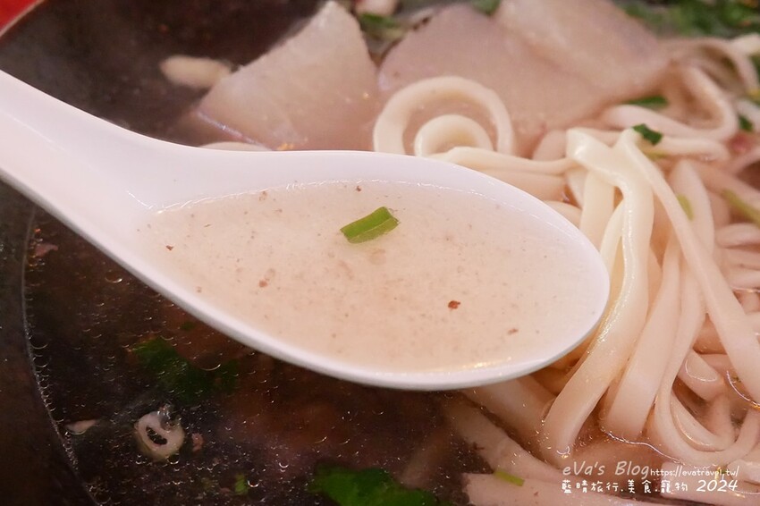 台東縣東河鄉【台東牛肉麵推薦】老爹廚房寵物友善餐廳｜清燉牛腩麵＋姥姥牛肉拌麵，白天是麵店、晚上變Lounge Bar！。台東小吃