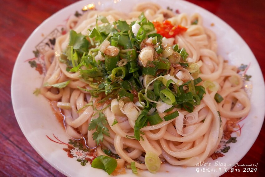 台東縣東河鄉【台東牛肉麵推薦】老爹廚房寵物友善餐廳｜清燉牛腩麵＋姥姥牛肉拌麵，白天是麵店、晚上變Lounge Bar！。台東小吃