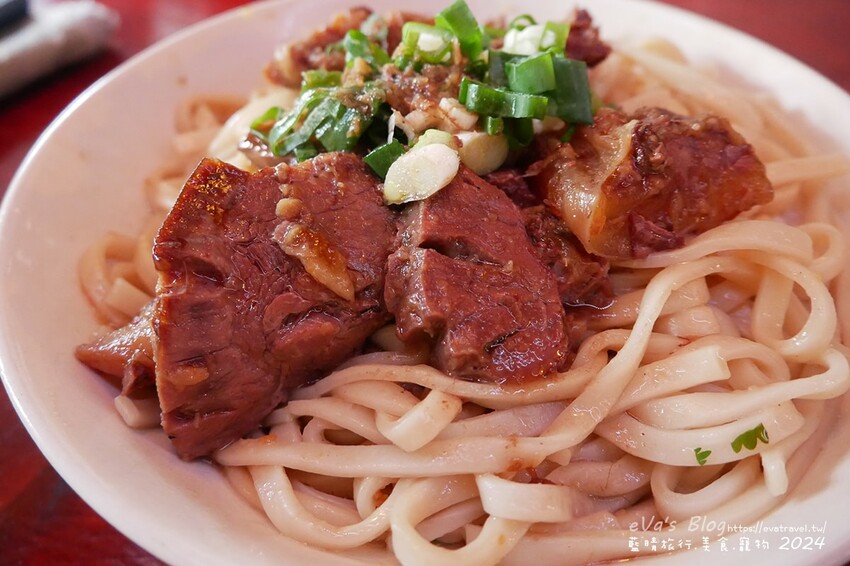 台東縣東河鄉【台東牛肉麵推薦】老爹廚房寵物友善餐廳｜清燉牛腩麵＋姥姥牛肉拌麵，白天是麵店、晚上變Lounge Bar！。台東小吃
