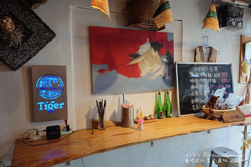 台東縣東河鄉【台東牛肉麵推薦】老爹廚房寵物友善餐廳｜清燉牛腩麵＋姥姥牛肉拌麵，白天是麵店、晚上變Lounge Bar！。台東小吃