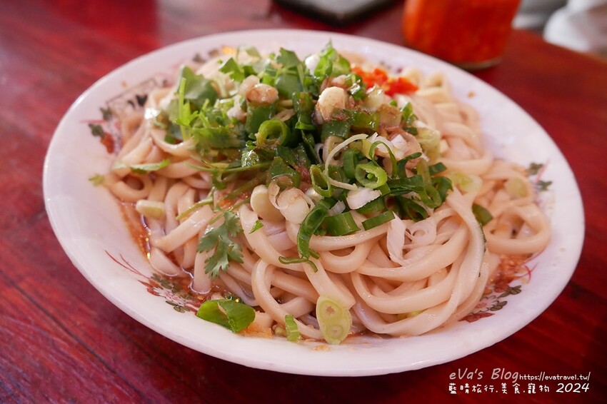 台東縣東河鄉【台東牛肉麵推薦】老爹廚房寵物友善餐廳｜清燉牛腩麵＋姥姥牛肉拌麵，白天是麵店、晚上變Lounge Bar！。台東小吃