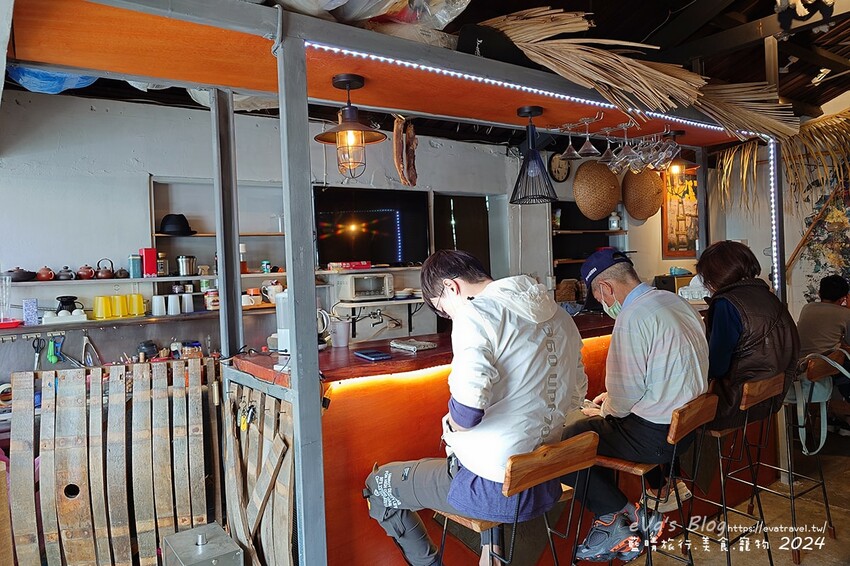 台東縣東河鄉【台東牛肉麵推薦】老爹廚房寵物友善餐廳｜清燉牛腩麵＋姥姥牛肉拌麵，白天是麵店、晚上變Lounge Bar！。台東小吃