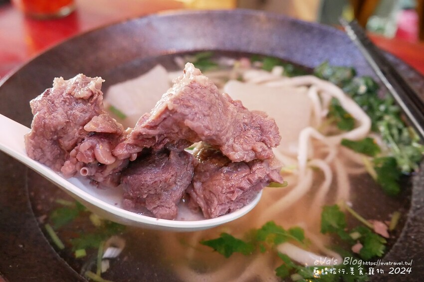 台東縣東河鄉【台東牛肉麵推薦】老爹廚房寵物友善餐廳｜清燉牛腩麵＋姥姥牛肉拌麵，白天是麵店、晚上變Lounge Bar！。台東小吃