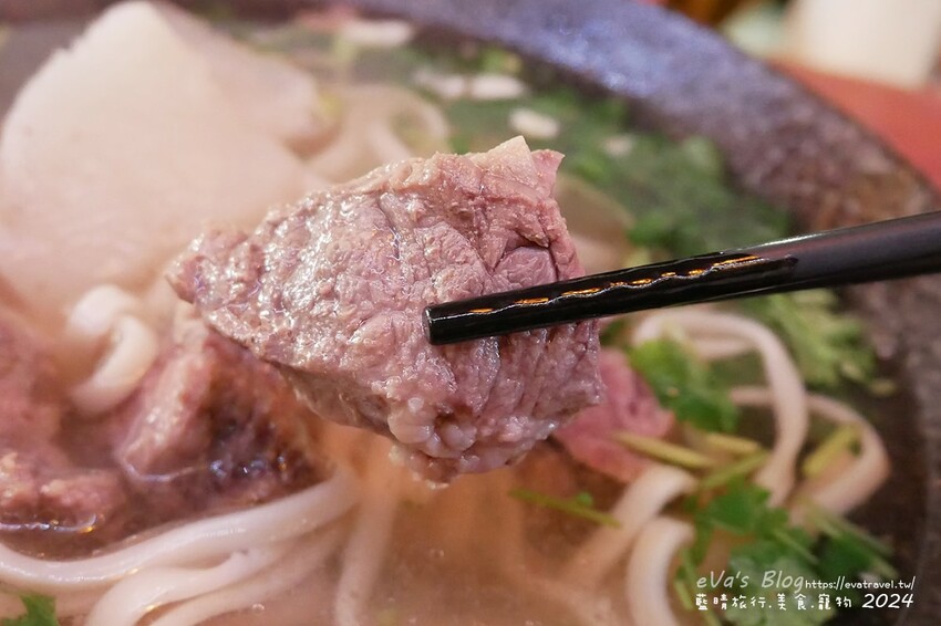 台東縣東河鄉【台東牛肉麵推薦】老爹廚房寵物友善餐廳｜清燉牛腩麵＋姥姥牛肉拌麵，白天是麵店、晚上變Lounge Bar！。台東小吃