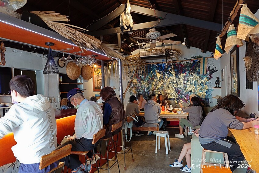 台東縣東河鄉【台東牛肉麵推薦】老爹廚房寵物友善餐廳｜清燉牛腩麵＋姥姥牛肉拌麵，白天是麵店、晚上變Lounge Bar！。台東小吃