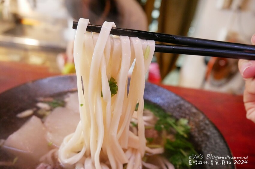 台東縣東河鄉【台東牛肉麵推薦】老爹廚房寵物友善餐廳｜清燉牛腩麵＋姥姥牛肉拌麵，白天是麵店、晚上變Lounge Bar！。台東小吃