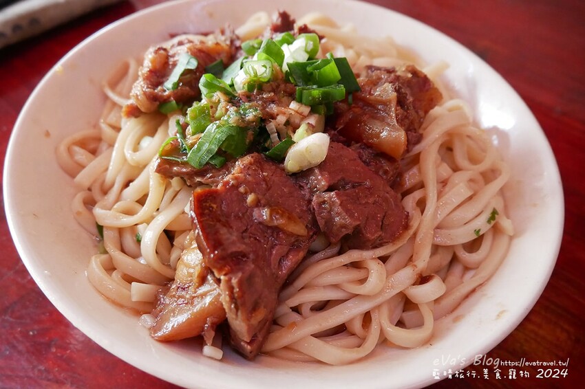 台東縣東河鄉【台東牛肉麵推薦】老爹廚房寵物友善餐廳｜清燉牛腩麵＋姥姥牛肉拌麵，白天是麵店、晚上變Lounge Bar！。台東小吃