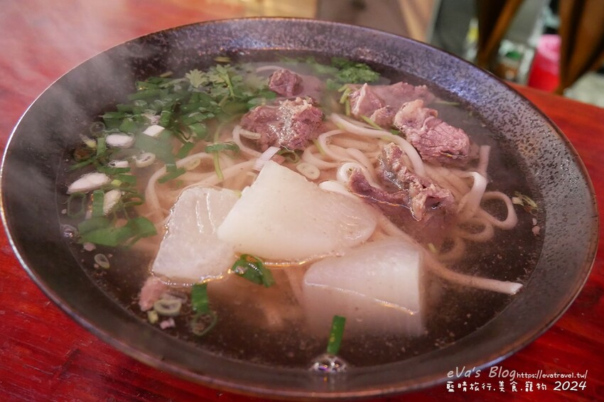 台東縣東河鄉【台東牛肉麵推薦】老爹廚房寵物友善餐廳｜清燉牛腩麵＋姥姥牛肉拌麵，白天是麵店、晚上變Lounge Bar！。台東小吃