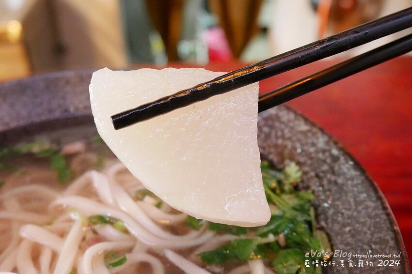 台東縣東河鄉【台東牛肉麵推薦】老爹廚房寵物友善餐廳｜清燉牛腩麵＋姥姥牛肉拌麵，白天是麵店、晚上變Lounge Bar！。台東小吃