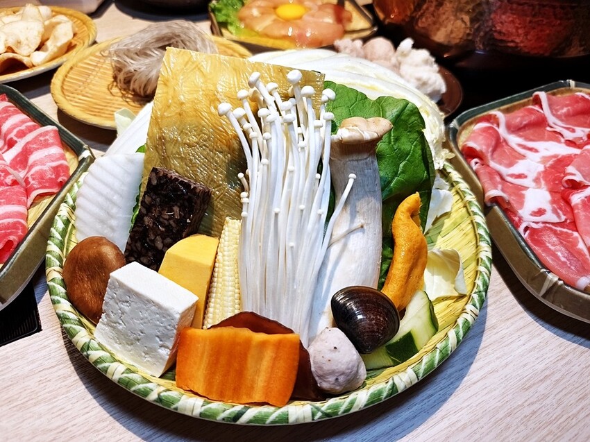 鍋泰暖｜員林最強泰式鍋物 火鍋控必朝聖 叻沙、肉骨茶湯底超濃郁 還有爆漿蝦球等你來試！ - 小企鵝生活趣