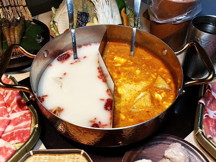 鍋泰暖｜員林最強泰式鍋物 火鍋控必朝聖 叻沙、肉骨茶湯底超濃郁 還有爆漿蝦球等你來試！ - 小企鵝生活趣