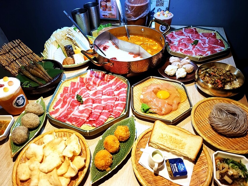 鍋泰暖｜員林最強泰式鍋物 火鍋控必朝聖 叻沙、肉骨茶湯底超濃郁 還有爆漿蝦球等你來試！ - 小企鵝生活趣