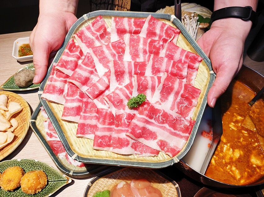 鍋泰暖｜員林最強泰式鍋物 火鍋控必朝聖 叻沙、肉骨茶湯底超濃郁 還有爆漿蝦球等你來試！ - 小企鵝生活趣