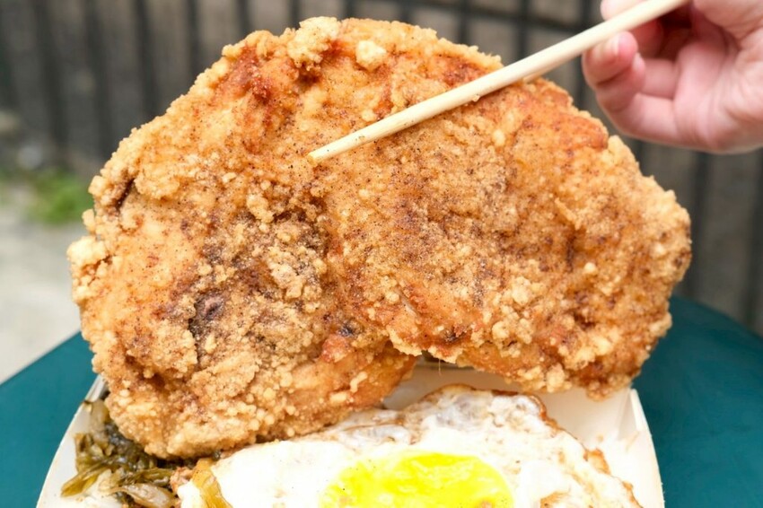 丸強飯店 ｜桃園秒殺比臉大無敵雞排便當，才剛炸完立馬被掃光，酥脆卡滋咬下會爆汁！ - 肉依小姐吃什麼