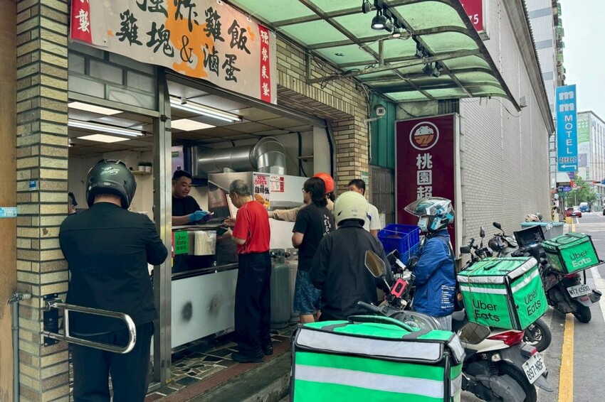 丸強飯店 ｜桃園秒殺比臉大無敵雞排便當，才剛炸完立馬被掃光，酥脆卡滋咬下會爆汁！ - 肉依小姐吃什麼