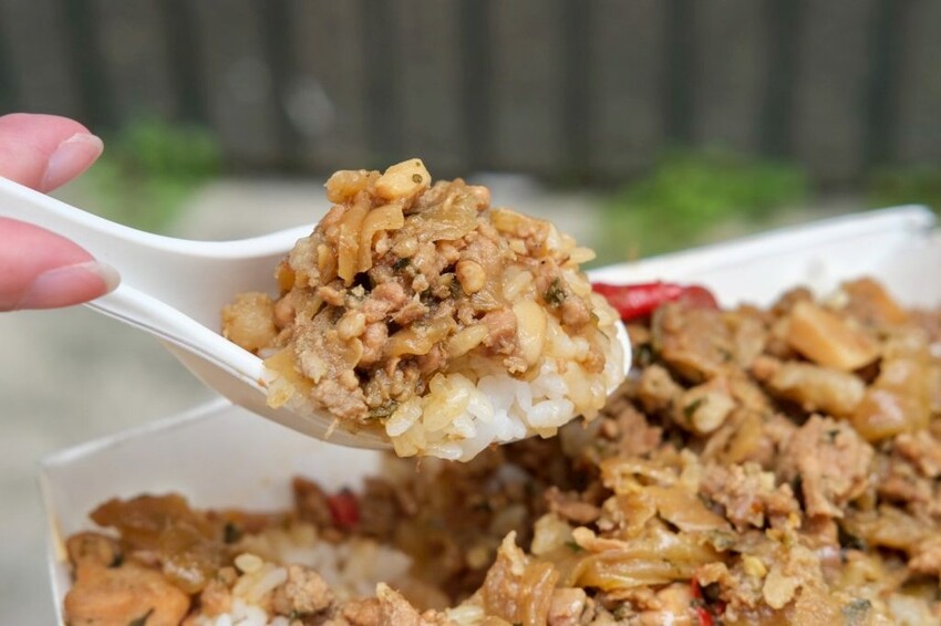 丸強飯店 ｜桃園秒殺比臉大無敵雞排便當，才剛炸完立馬被掃光，酥脆卡滋咬下會爆汁！ - 肉依小姐吃什麼