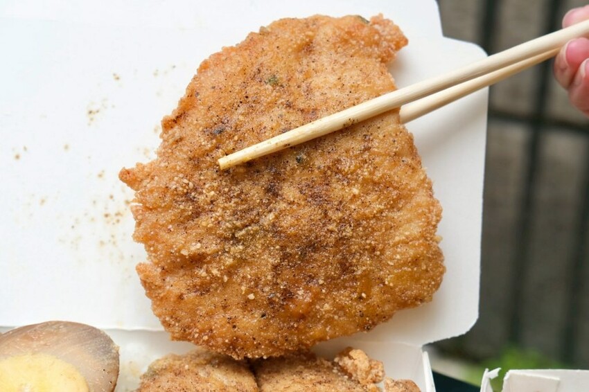 丸強飯店 ｜桃園秒殺比臉大無敵雞排便當，才剛炸完立馬被掃光，酥脆卡滋咬下會爆汁！ - 肉依小姐吃什麼