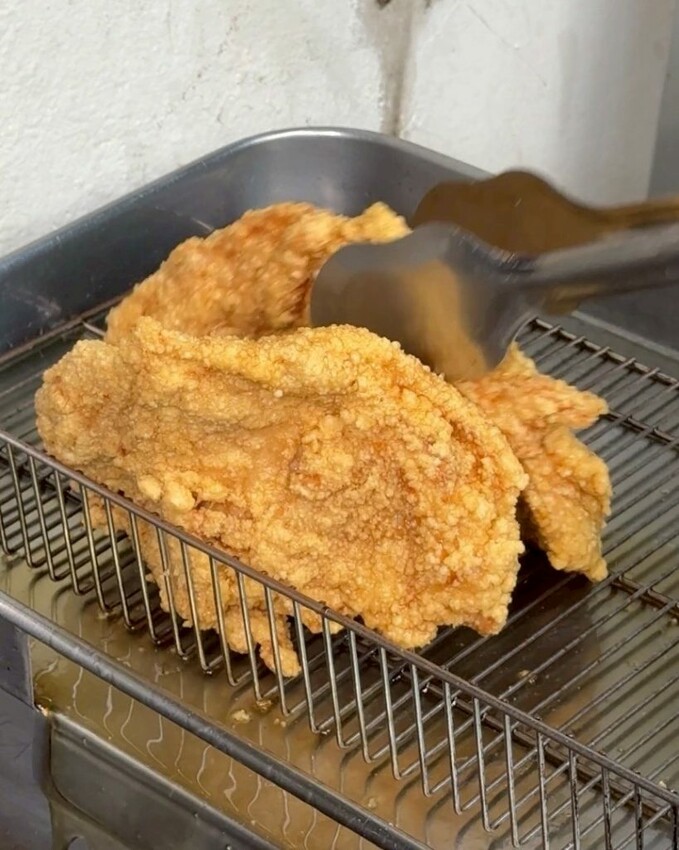 丸強飯店 ｜桃園秒殺比臉大無敵雞排便當，才剛炸完立馬被掃光，酥脆卡滋咬下會爆汁！ - 肉依小姐吃什麼
