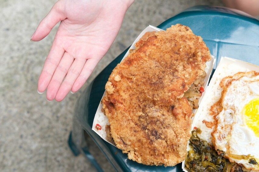 丸強飯店 ｜桃園秒殺比臉大無敵雞排便當，才剛炸完立馬被掃光，酥脆卡滋咬下會爆汁！ - 肉依小姐吃什麼