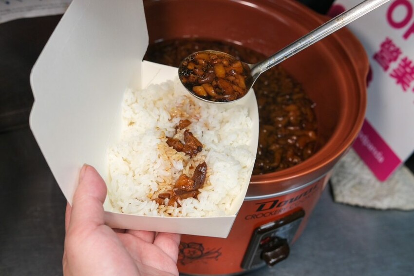 丸強飯店 ｜桃園秒殺比臉大無敵雞排便當，才剛炸完立馬被掃光，酥脆卡滋咬下會爆汁！ - 肉依小姐吃什麼