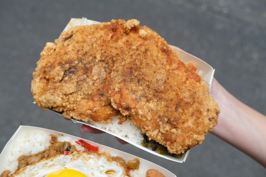 丸強飯店 ｜桃園秒殺比臉大無敵雞排便當，才剛炸完立馬被掃光，酥脆卡滋咬下會爆汁！ - 肉依小姐吃什麼