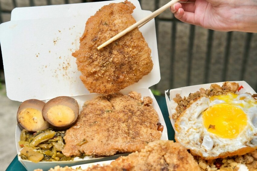 丸強飯店 ｜桃園秒殺比臉大無敵雞排便當，才剛炸完立馬被掃光，酥脆卡滋咬下會爆汁！ - 肉依小姐吃什麼