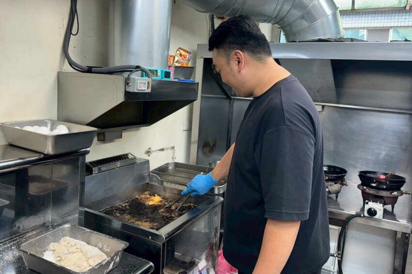 丸強飯店 ｜桃園秒殺比臉大無敵雞排便當，才剛炸完立馬被掃光，酥脆卡滋咬下會爆汁！ - 肉依小姐吃什麼