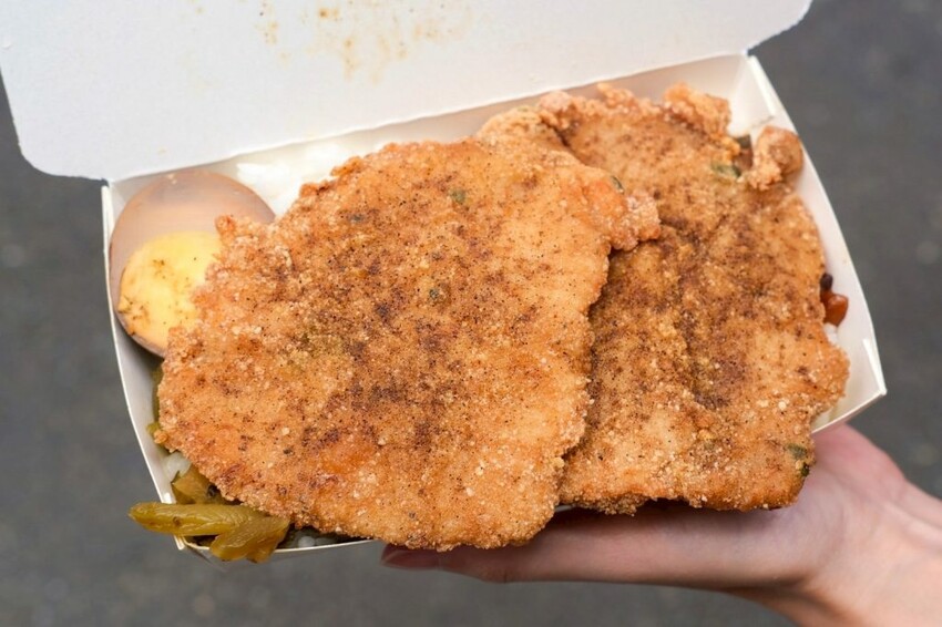 丸強飯店 ｜桃園秒殺比臉大無敵雞排便當，才剛炸完立馬被掃光，酥脆卡滋咬下會爆汁！ - 肉依小姐吃什麼