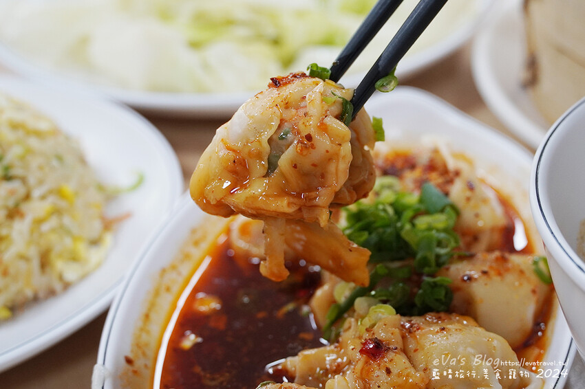 【小琉球美食】梨小籠小吃店｜現點現蒸湯包皮薄Q、紅油抄手辣香帶勁、中式料理推薦！。小琉球小吃