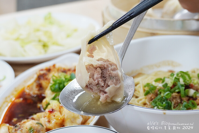 【小琉球美食】梨小籠小吃店｜現點現蒸湯包皮薄Q、紅油抄手辣香帶勁、中式料理推薦！。小琉球小吃