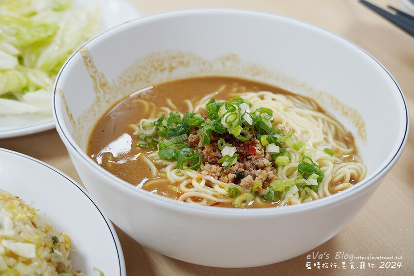 【小琉球美食】梨小籠小吃店｜現點現蒸湯包皮薄Q、紅油抄手辣香帶勁、中式料理推薦！。小琉球小吃