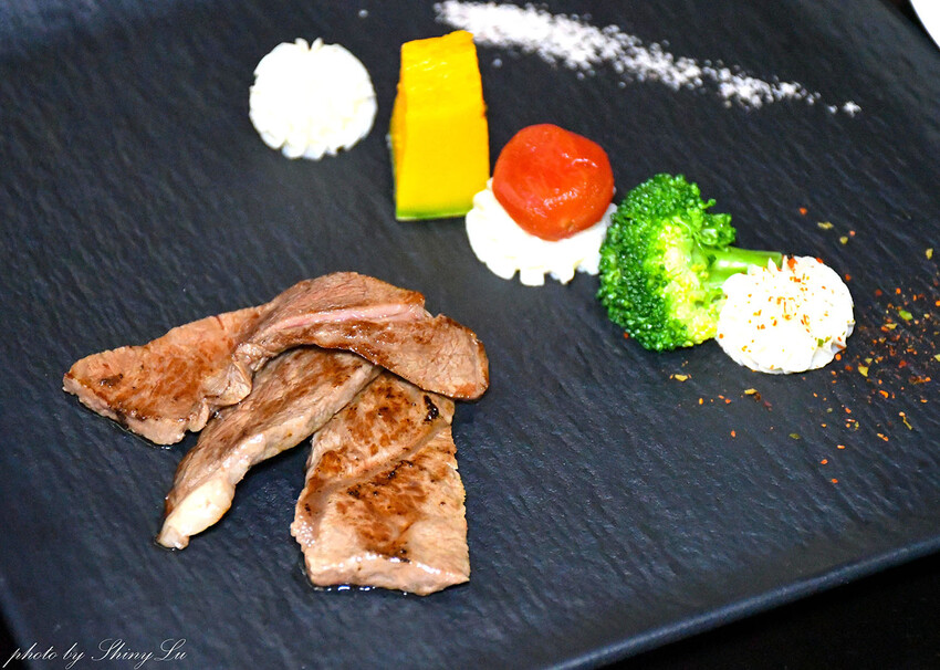 頂級斯林百蘭名床，裝潢設備媲美五星級飯店