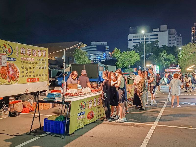 週末去哪玩?新竹東區必逛夜市報到!美食推薦、娛樂一網打盡!
