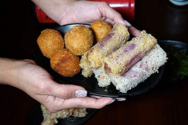 台北市文山區盡興吃喝不用再找地方續攤的不限時餐廳-雞老闆桶仔雞,吃飯還能唱歌的聚餐餐廳,外帶、拜拜景美烤雞