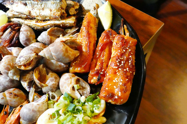 台北市文山區盡興吃喝不用再找地方續攤的不限時餐廳-雞老闆桶仔雞,吃飯還能唱歌的聚餐餐廳,外帶、拜拜景美烤雞