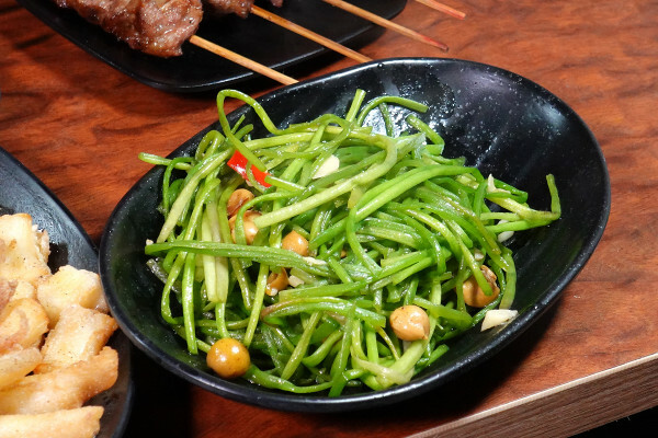 台北市文山區盡興吃喝不用再找地方續攤的不限時餐廳-雞老闆桶仔雞,吃飯還能唱歌的聚餐餐廳,外帶、拜拜景美烤雞