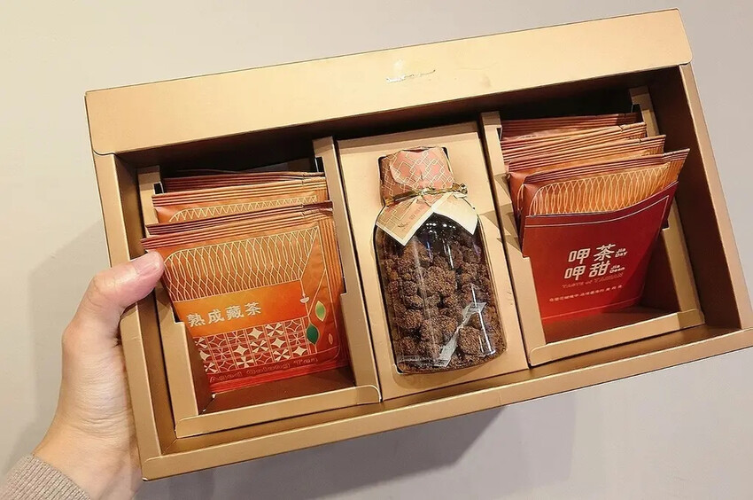 新鳳鳴台南400指定伴手禮!新鳳鳴「呷茶呷甜」禮盒。