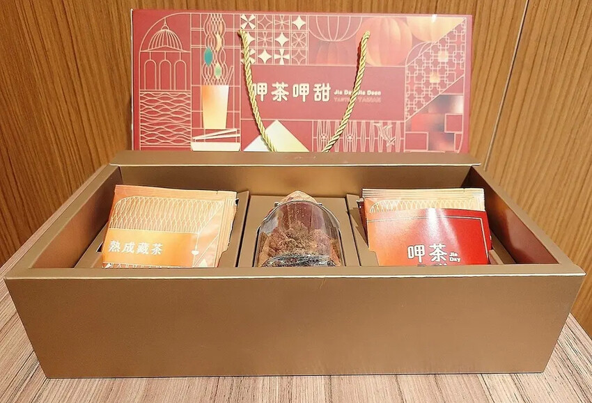 新鳳鳴台南400指定伴手禮!新鳳鳴「呷茶呷甜」禮盒。