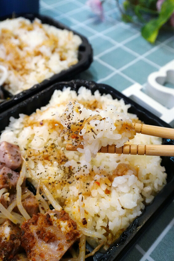 台北市內湖區這雞肉嫩到不科學！內科上班族的午餐神救援！王山而熟成雞肉飯平價卻有高級口感！便當界的熟成革命