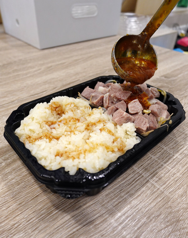 台北市內湖區這雞肉嫩到不科學！內科上班族的午餐神救援！王山而熟成雞肉飯平價卻有高級口感！便當界的熟成革命