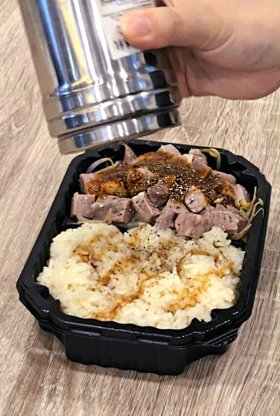 台北市內湖區這雞肉嫩到不科學！內科上班族的午餐神救援！王山而熟成雞肉飯平價卻有高級口感！便當界的熟成革命