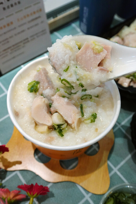 台北市內湖區這雞肉嫩到不科學！內科上班族的午餐神救援！王山而熟成雞肉飯平價卻有高級口感！便當界的熟成革命