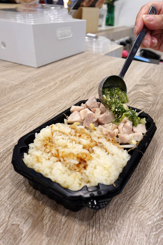 台北市內湖區這雞肉嫩到不科學！內科上班族的午餐神救援！王山而熟成雞肉飯平價卻有高級口感！便當界的熟成革命
