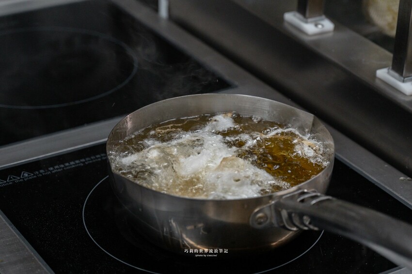 台中最狂AI廚房,全台唯一蒸蛋青花椒滷肉飯,還有甘蔗滷汁腿庫Q彈飄香!